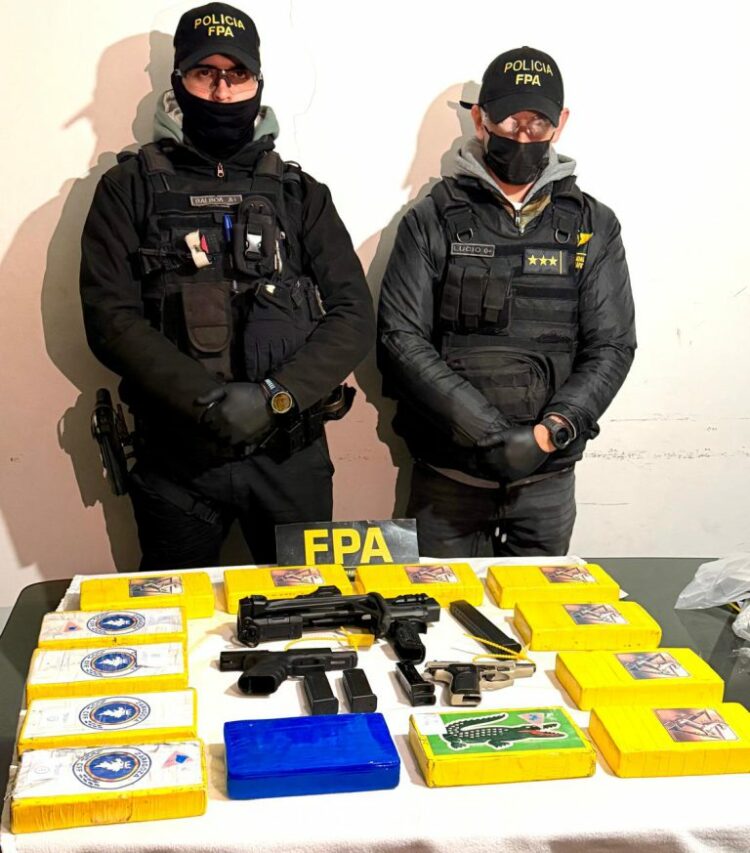Incautaron casi 19 kilos de cocaína y desbarataron una organización narco El operativo incluyó 18 allanamientos en Córdoba y Bialet Massé, donde la FPA secuestró casi 19 kilos de cocaína, más de un kilo de marihuana, armas, vehículos y dinero. Seis personas fueron detenidas.