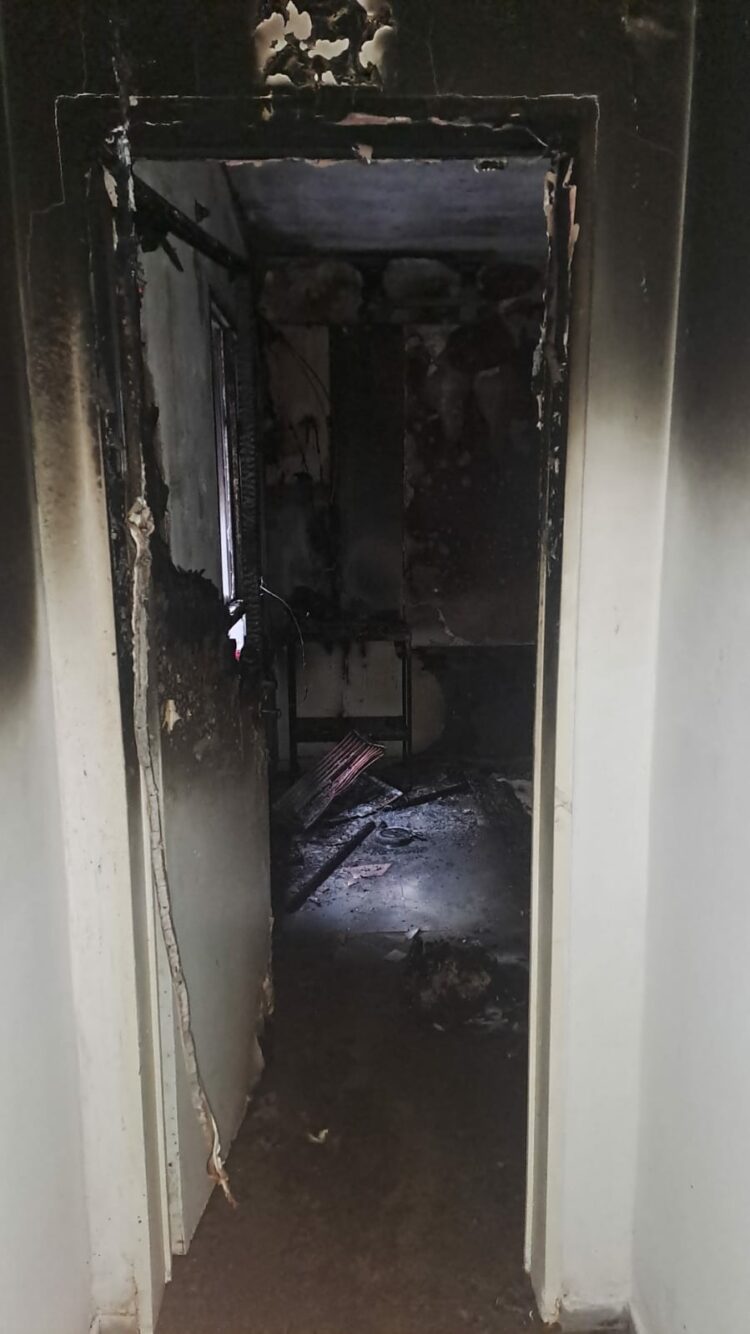 El incendio se produjo en un hotel de barrio Centro de Villa María luego de una discusión entre un hombre de 28 años y la propietaria del establecimiento. El sospechoso fue detenido y trasladado al Hospital Pasteur.