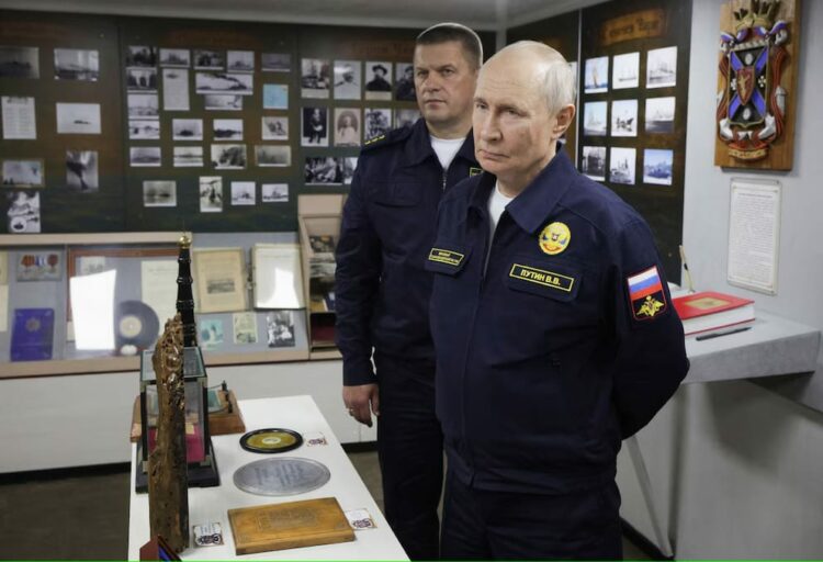El presidente de Rusia, Vladimir Putin, acompañado por el comandante de la Flota del Pacífico rusa, almirante Viktor Liina, visita el crucero lanzamisiles Varyag de la Marina rusa mientras supervisa la etapa final de los ejercicios navales de la Flota del Pacífico en la isla de Sajalín (Foto de Gavriil Grigorov / POOL / AFP).