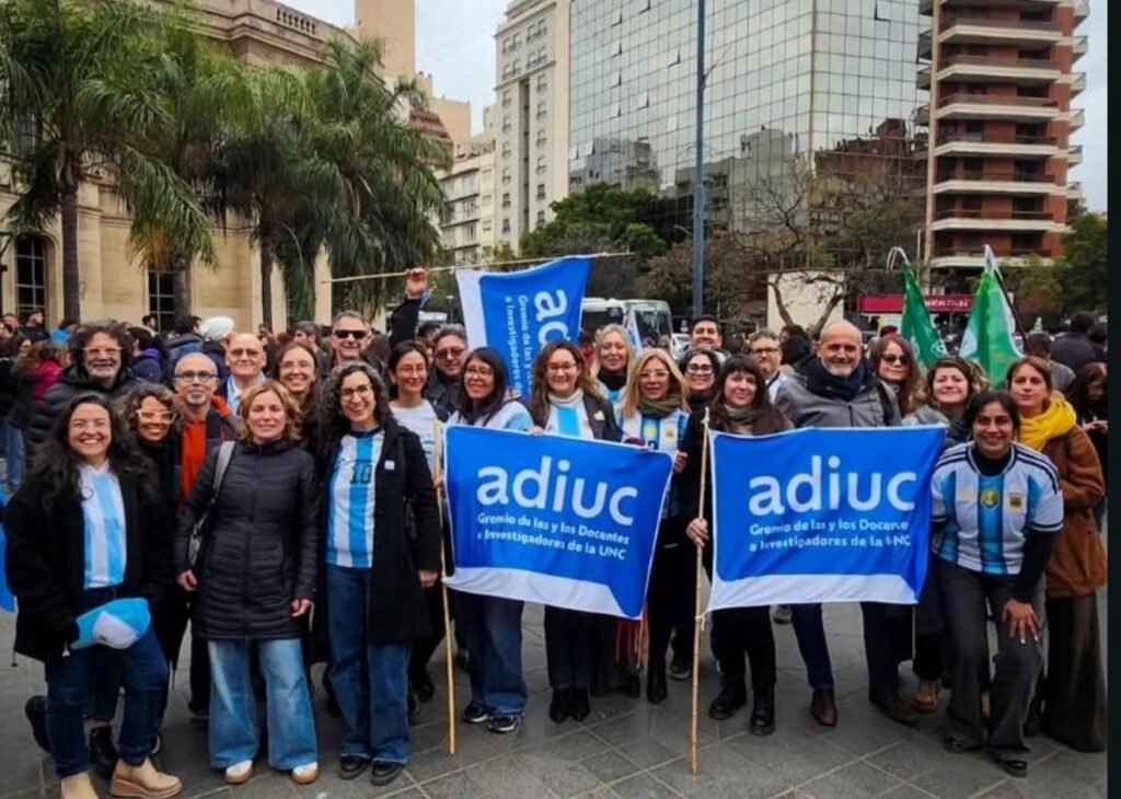 Científicos y docentes universitarios se movilizaron en Córdoba Científicos y docentes universitarios se movilizaron en Córdoba