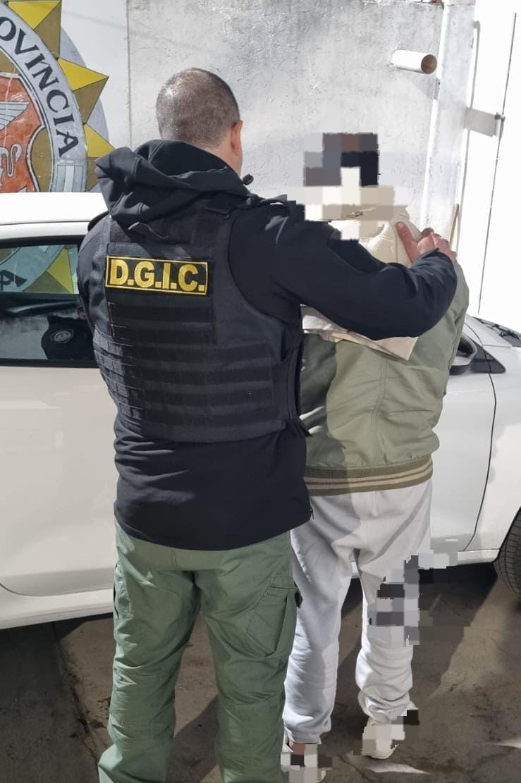 Dos detenidos por un robo calificado con arma de fuego Los allanamientos se realizaron en distintos puntos de Villa María y permitieron detener a dos personas vinculadas a un robo calificado con arma de fuego.