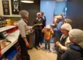Entre cocinas impecables y trabajo en equipo: la rica experiencia en un McDonald’s