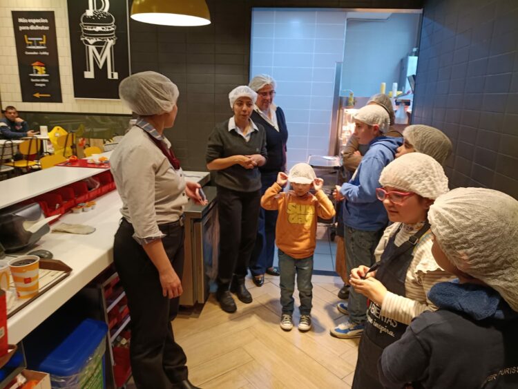 Entre cocinas impecables y trabajo en equipo: la rica experiencia en un McDonald’s Entre cocinas impecables y trabajo en equipo: la rica experiencia en un McDonald’s
