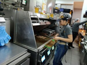 Entre cocinas impecables y trabajo en equipo: la rica experiencia en un McDonald’s Entre cocinas impecables y trabajo en equipo: la rica experiencia en un McDonald’s