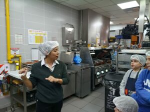 Entre cocinas impecables y trabajo en equipo: la rica experiencia en un McDonald’s Entre cocinas impecables y trabajo en equipo: la rica experiencia en un McDonald’s