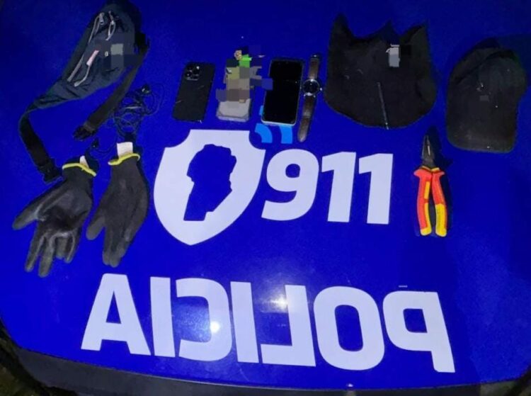 Durante el operativo, la Policía secuestró herramientas, celulares y otros elementos que llevaban consigo.