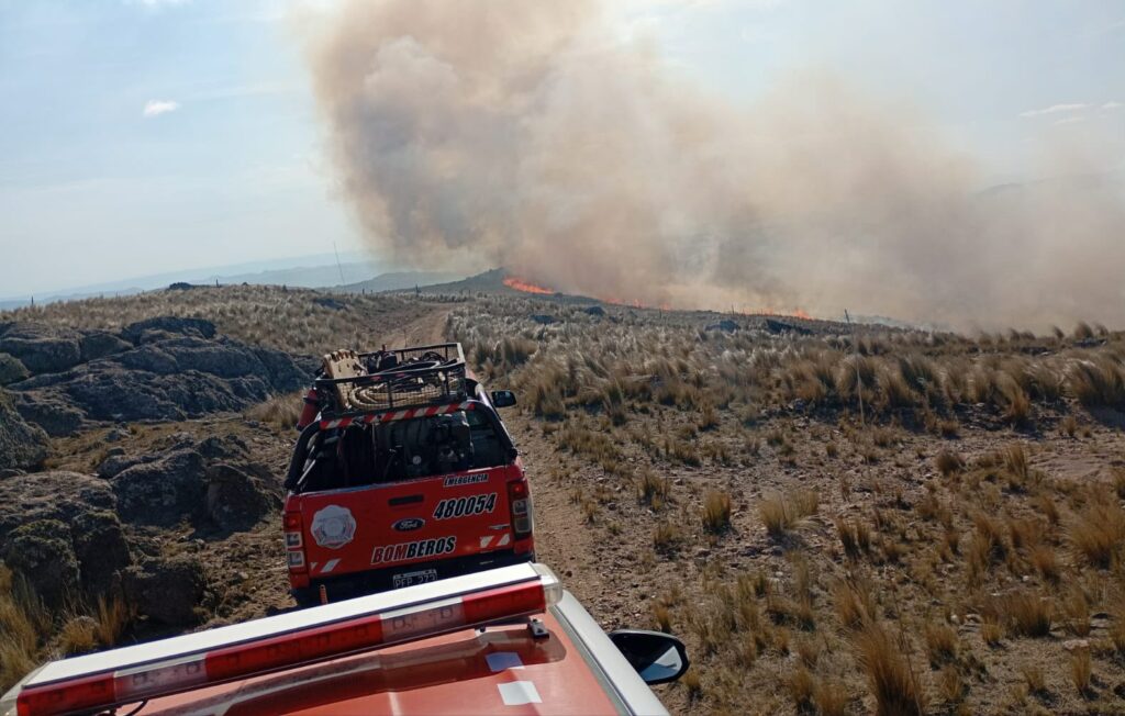 Bomberos y aviones hidrantes combaten un incendio en jurisdicción de Villa de Soto