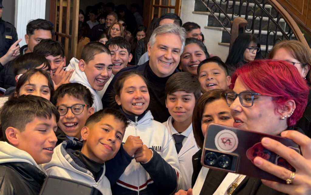 Llaryora anunció 10 viviendas y entregó notebooks a escuelas Llaryora anunció 10 viviendas y entregó notebooks a escuelas