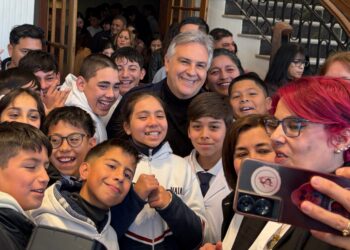 Llaryora anunció 10 viviendas y entregó notebooks a escuelas