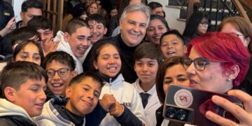 El gobernador Martín Llaryora encabezó una jornada en Deán Funes, donde anunció nuevas viviendas y entregó equipamiento tecnológico a nueve escuelas de la zona.
