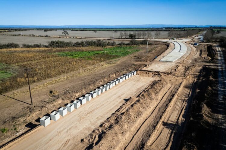 Avanza la pavimentación de la Ruta S-433 entre Colonia Caroya y Tinoco La Provincia avanza con la pavimentación de 10,1 kilómetros de la Ruta S-433 entre Colonia Caroya y Tinoco, una obra destinada a mejorar la conectividad y acompañar la actividad productiva del norte cordobés.