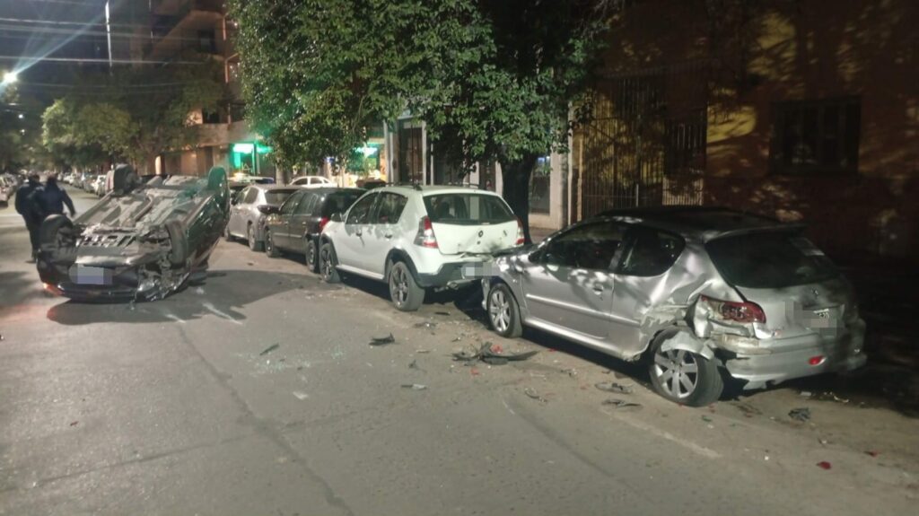 Perdió el control de su auto y chocó contra cinco vehículos estacionados Perdió el control de su auto y chocó contra cinco vehículos estacionados