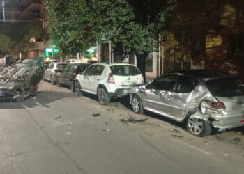 Perdió el control de su auto y chocó contra cinco vehículos estacionados