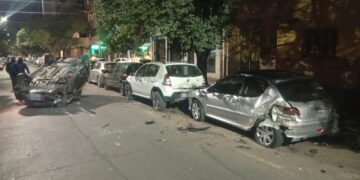 Perdió el control de su auto y chocó contra cinco vehículos estacionados