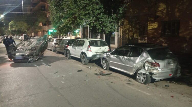 Perdió el control de su auto y chocó contra cinco vehículos estacionados El Chevrolet Prisma terminó impactando contra cinco vehículos estacionados en barrio General Paz.