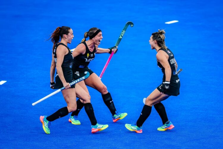 Las Leonas vencieron 2-0 a Escocia y avanzaron a la segunda fase Las Leonas celebraron un nuevo triunfo en el Mundial de hockey 2026 tras superar 2-0 a Escocia y asegurar su clasificación a la segunda fase del certamen.