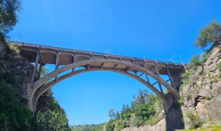 Desde mañana, cortes totales y parciales por obras en el puente del Embalse Río Tercero El puente sobre el vertedero del Embalse Río Tercero, sobre ruta 5, está siendo reparado.