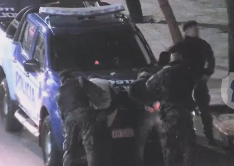 Intentaron forzar el ingreso de un lugar y quedaron detenidos El hecho ocurrió en calle Libertad al 100 y fue advertido mediante las cámaras de videovigilancia.