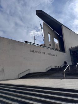 Hallaron muerto en Paraguay al hombre imputado por un presunto femicidio Jan Lu Korzeniecki, imputado por el presunto femicidio de Luciana Ojeda, fue hallado muerto en un hotel de Filadelfia, Paraguay, donde investigan las causas del fallecimiento.