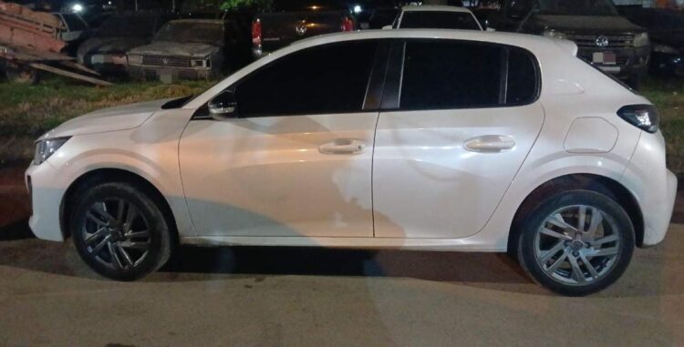 Detuvieron a una mujer que circulaba en un auto con un presunto inhibidor de alarmas Una mujer fue detenida en barrio San Nicolás durante un control policial. En el procedimiento secuestraron un Peugeot 208 y un dispositivo tipo Handy señalado como presunto inhibidor de alarmas.