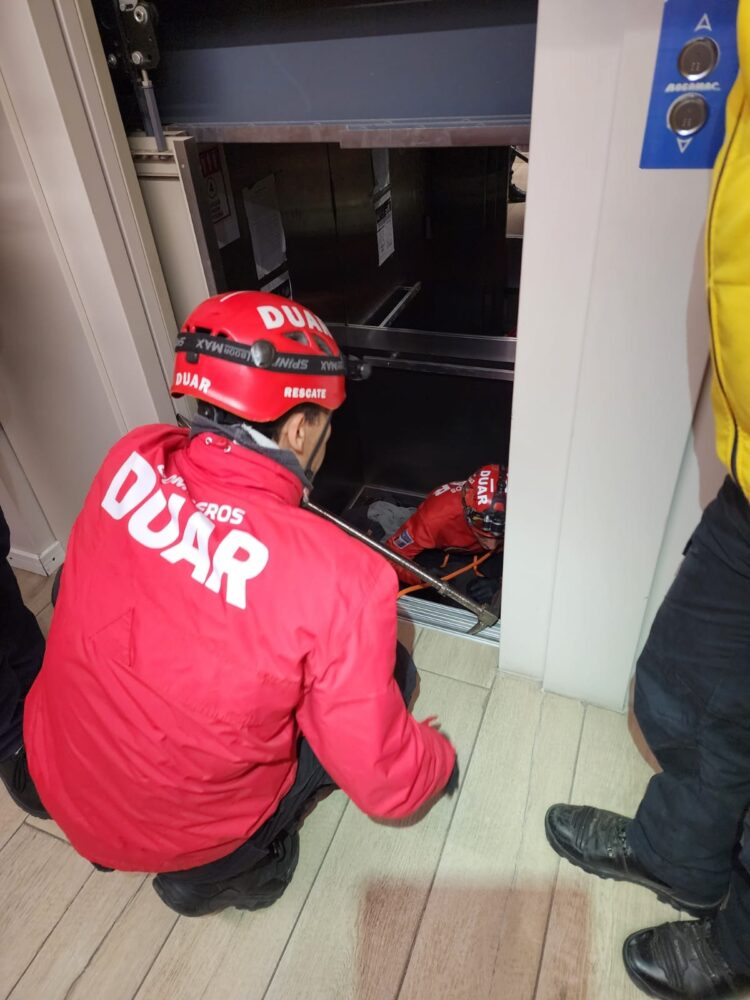 Un guardia de seguridad de 54 años murió tras quedar atrapado en un ascensor de un edificio de barrio General Paz. Policía Judicial investiga las circunstancias del hecho.