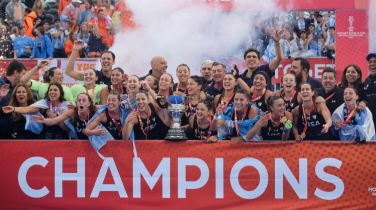 Las Leonas celebraron una histórica consagración mundial tras vencer a Países Bajos en los penales, en una final en la que Argentina mostró carácter y eficacia para conquistar su tercera estrella.