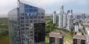 YPF vende Metrogas a Edenor por US$780 millones y concentra su estrategia en Vaca Muerta YPF
