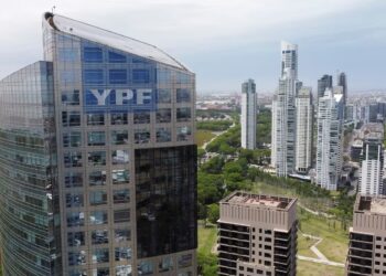 YPF y sus socias negocian un crédito histórico para exportar GNL de Vaca Muerta YPF y sus socias negocian un crédito histórico para exportar GNL de Vaca Muerta