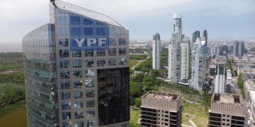 YPF y sus socias negocian un crédito histórico para exportar GNL de Vaca Muerta YPF y sus socias negocian un crédito histórico para exportar GNL de Vaca Muerta