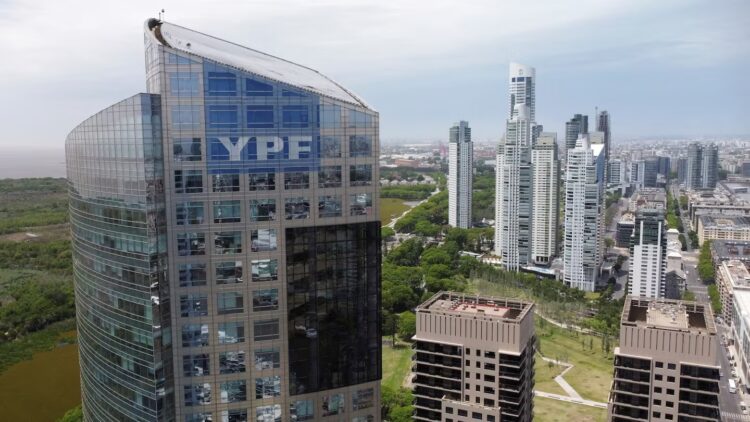 La compañía YPF busca concretar la mayor operación de deuda privada.