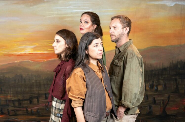 Obras entre la memoria, el absurdo y la fantasía "Yo vi morder al fuego, la casa del jaguar". La obra, ganadora del Premio Siripo a la Mejor Dramaturgia, aborda la pérdida de una casa y las historias familiares que permanecen en ella. Foto: Yasmín Antun.