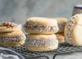 Campeonato: Córdoba quiere quedarse con el mejor alfajor argentino El alfajor cordobés se distingue por sus tapas tiernas y esponjosas (con un toque de miel), su relleno tradicional de dulce de fruta —principalmente membrillo— y su característico baño de glaseado blanco ("glasé real") que forma una capa crujiente.