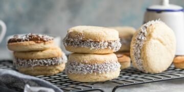 Campeonato: Córdoba quiere quedarse con el mejor alfajor argentino El alfajor cordobés se distingue por sus tapas tiernas y esponjosas (con un toque de miel), su relleno tradicional de dulce de fruta —principalmente membrillo— y su característico baño de glaseado blanco ("glasé real") que forma una capa crujiente.
