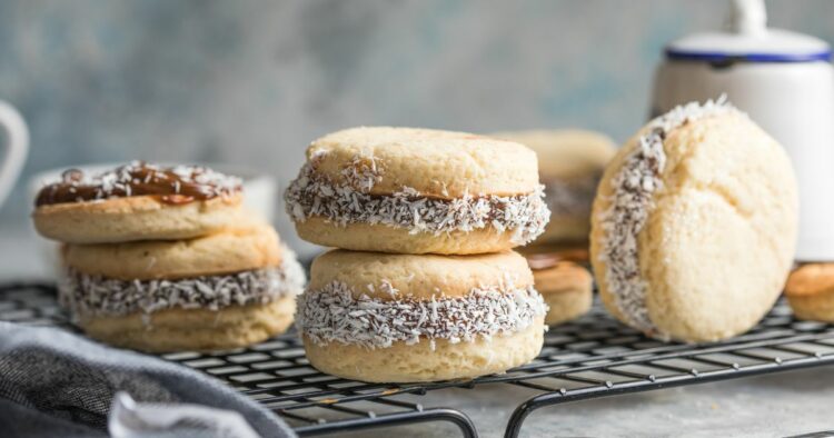 Campeonato: Córdoba quiere quedarse con el mejor alfajor argentino El alfajor cordobés se distingue por sus tapas tiernas y esponjosas (con un toque de miel), su relleno tradicional de dulce de fruta —principalmente membrillo— y su característico baño de glaseado blanco ("glasé real") que forma una capa crujiente.