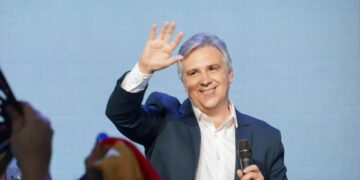 Llaryora encabeza una amplia agenda por el feriado