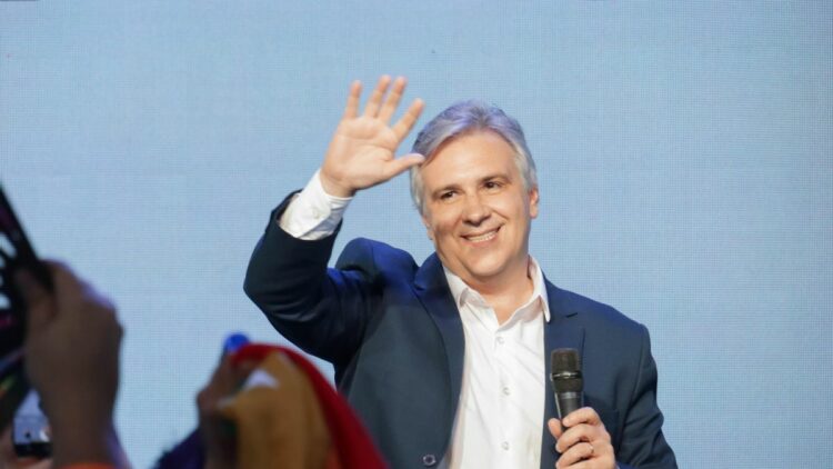 Llaryora encabeza una amplia agenda por el feriado Martín Llaryora recorrerá este lunes distintas localidades cordobesas para participar de los actos por el 17 de agosto y anunciar obras y medidas en infraestructura, salud y vivienda.