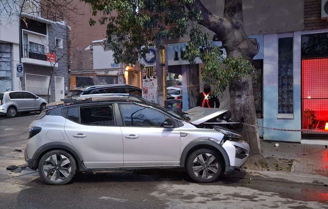 Violento choque entre dos automóviles en barrio Nueva Córdoba Violento choque entre dos automóviles en barrio Nueva Córdoba