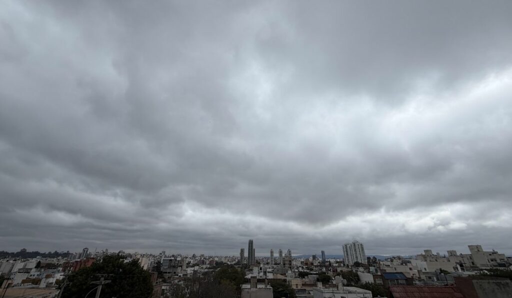 Cómo estará el tiempo en este fin de semana largo en Córdoba Capital El fin de semana tendrá mínimas entre los 9 y 10 grados.