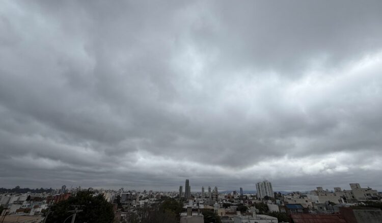 Cómo estará el tiempo en este fin de semana largo en Córdoba Capital El fin de semana tendrá mínimas entre los 9 y 10 grados.