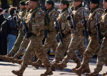 El Gobierno oficializó aumentos salariales para militares, fuerzas de seguridad y empleados públicos El Gobierno oficializó aumentos salariales para militares, fuerzas de seguridad y empleados públicos
