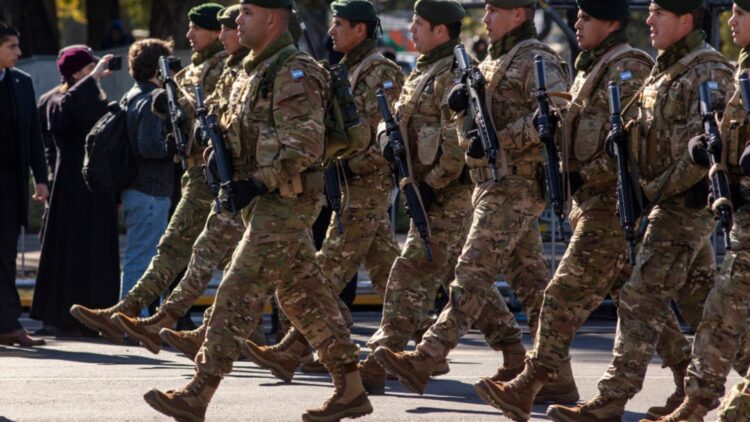 El Gobierno oficializó aumentos salariales para militares, fuerzas de seguridad y empleados públicos El Gobierno oficializó un nuevo esquema de aumentos salariales para militares, fuerzas de seguridad y empleados públicos, con incrementos escalonados que comenzarán a regir desde septiembre.