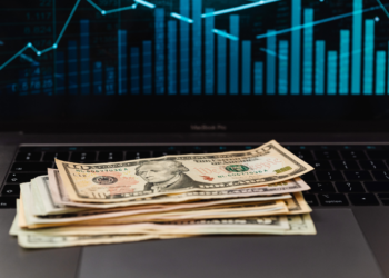 FIX SCR, calificadora de riesgo, difundió proyecciones sobre el dólar y otras variables macroeconómicas argentina.