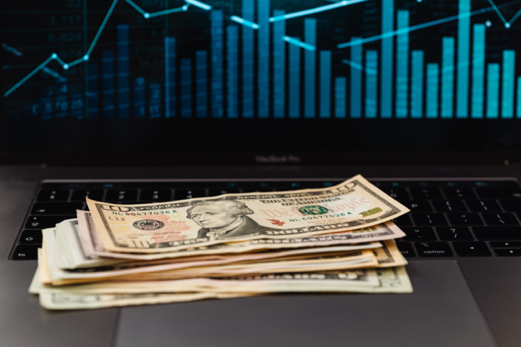 Proyectan que el dólar supere los 2.000 pesos para las elecciones FIX SCR, calificadora de riesgo, difundió proyecciones sobre el dólar y otras variables macroeconómicas argentina.