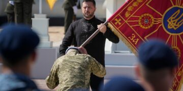 Zelensky desafió a Rusia en el Día de la Independencia: “No nos arrodillaremos, no nos rendiremos jamás” Zelensky desafió a Rusia en el Día de la Independencia: “No nos arrodillaremos, no nos rendiremos jamás”