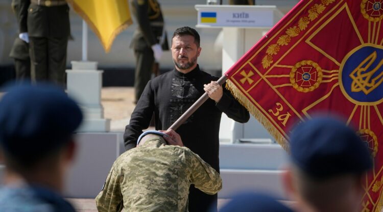 A 35 años de su independencia, Ucrania reafirma su resistencia frente a Rusia El presidente Volodímir Zelenski Zelenski reafirmó en Kiev que los ucranianos no renunciarán a su soberanía.
