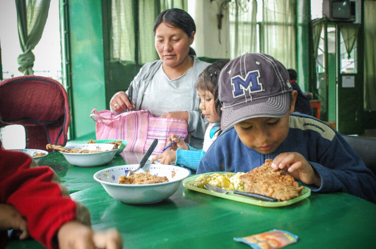 Muchas familias han racionalizado o restringido sus comidas por la falta de ingresos.