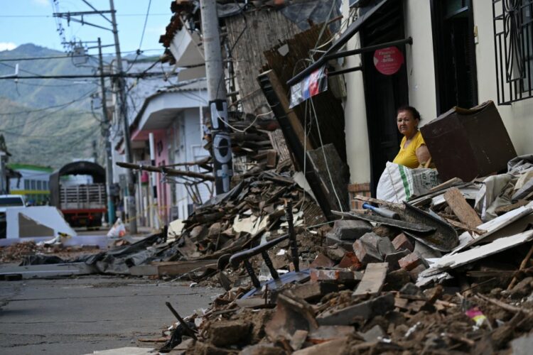 La cifra de muertos asciende a 265 l terremoto de magnitud 7,4 provocó una grave crisis en Colombia, con 265 muertos, miles de heridos y cientos de desaparecidos, mientras continúan las tareas de rescate y asistencia.
