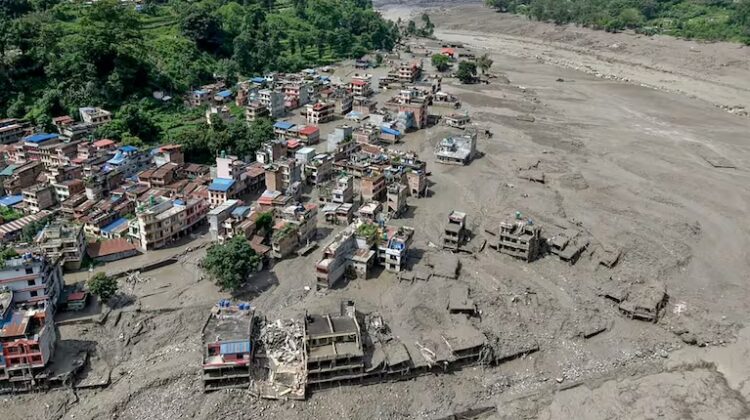 Un catastrófico torrente de lodo y agua barrió comunidades en la frontera entre Nepal y el Tíbet.
