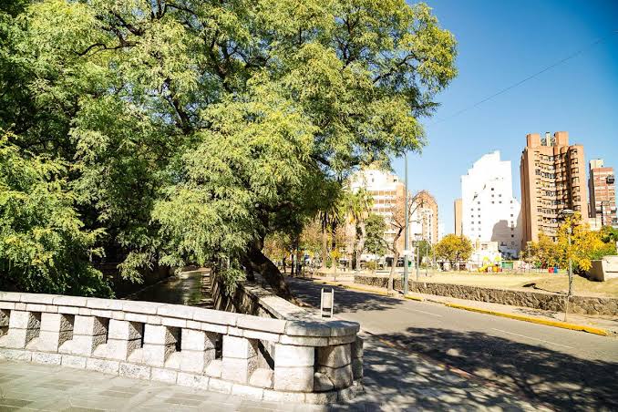 Miércoles templado, con nubes, sol y máxima de 25 grados El tiempo en Córdoba se presenta este miércoles con cielo parcialmente nublado, temperaturas agradables y una máxima cercana a los 25°C, acompañada por vientos moderados del noreste.