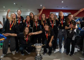 Las Leonas llegaron al país tras la histórica conquista en el Mundial Las Leonas llegaron al país con la Copa del Mundo.